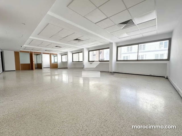 Bureau à Louer de 200.0 m² à Casablanca, Quartier Avenue Des Far — Casablanca