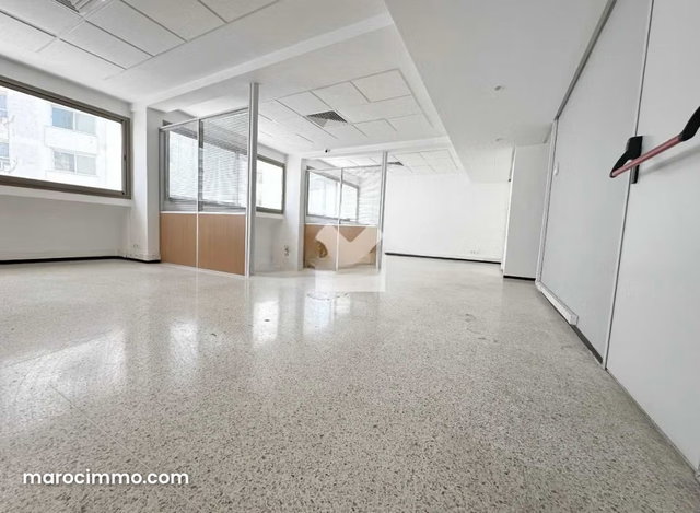 Bureau à Louer de 200.0 m² à Casablanca, Quartier Avenue Des Far — 4