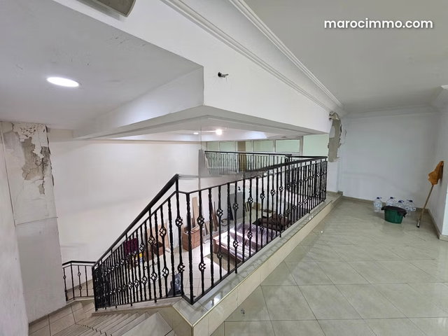 Local commercial 270m² top emplacement — 4