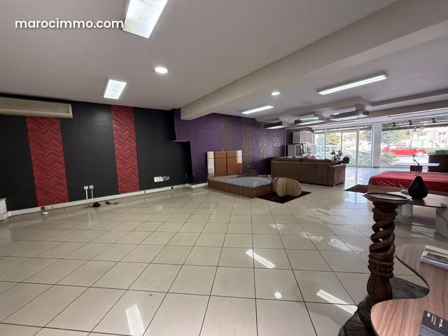 Local Commercial 270 m² Near CFC — 4