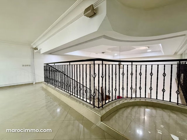 Local Commercial 270 m² Near CFC — 5