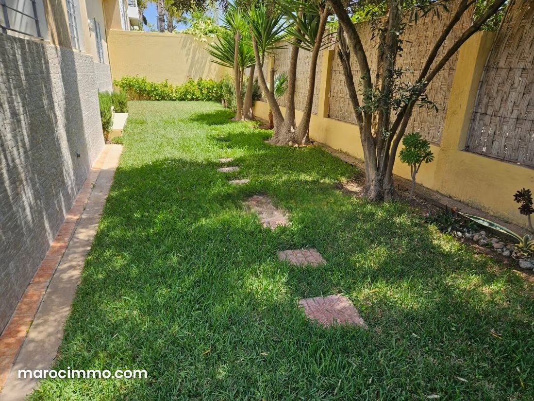 330 m² Villa with 5 Bedrooms and Garden for Sale in Dar Bouazza — Dar Bouazza