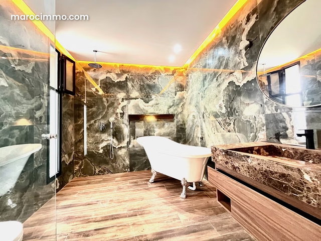 Villa Neuve à Vendre – Domaine Golfique Route de Tahanaout, Marrakech, 5 Suites, Piscine & Jacuzzi, Résidence Sécurisée — 3