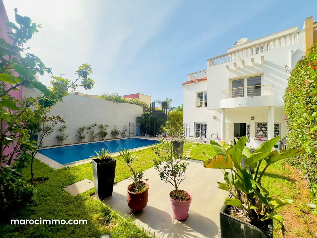 450 m² Villa to Reimagine with Garden and Pool, Casablanca — Casablanca