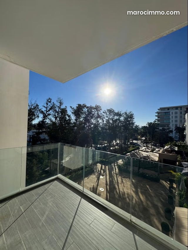 Location d'un appartement à Souissi. 2 chambres, plus chambre de service. Résidence avec piscine et salle de sport — Rabat