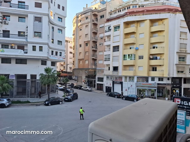 Bureau au 1ièr étage au quartier administratif à louer — 2