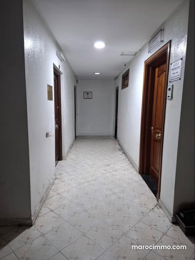 Bureau au 1ièr étage au quartier administratif à louer — 5