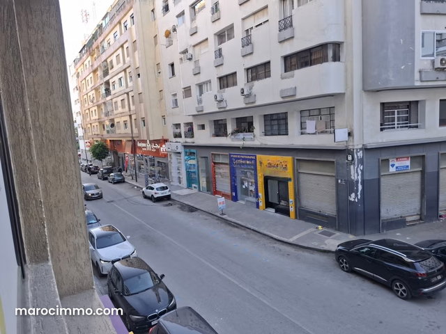 Bureau au 1ièr étage au quartier administratif à louer — 4