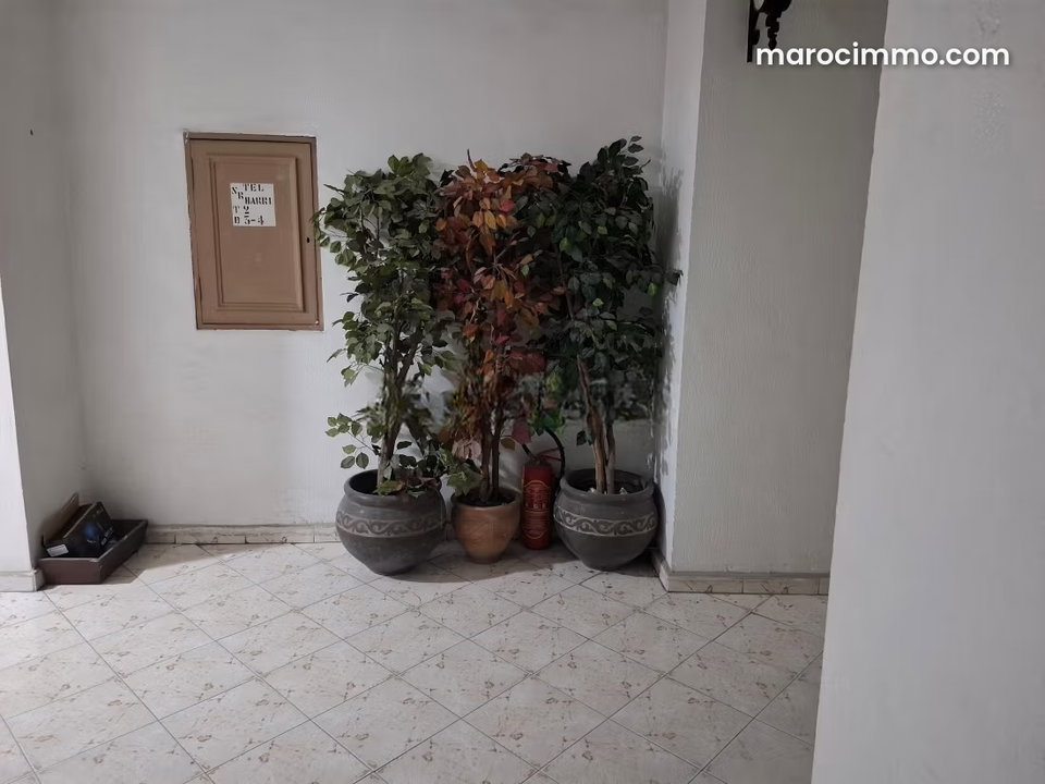 Bureau au 1ièr étage au quartier administratif à louer