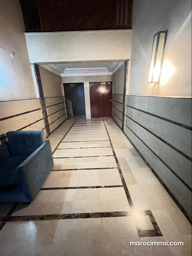 Bel appartement à vendre à Camp Al Ghoul. Superficie 75 m² — 2