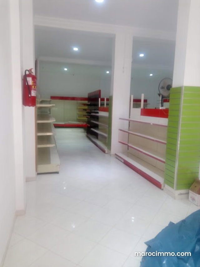 Local commercial 150m² 20m² terrasse — 2
