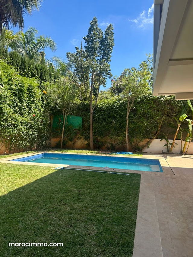 Location villa de luxe à Californie. 4 pièces confortables. Belle terrasse et jardin — Casablanca