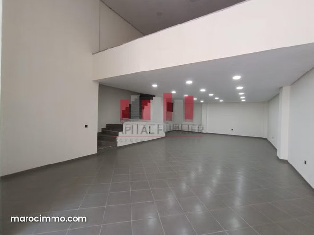 Bel emplacement / Magasin premium de 170m2 à la location Taddart — 2