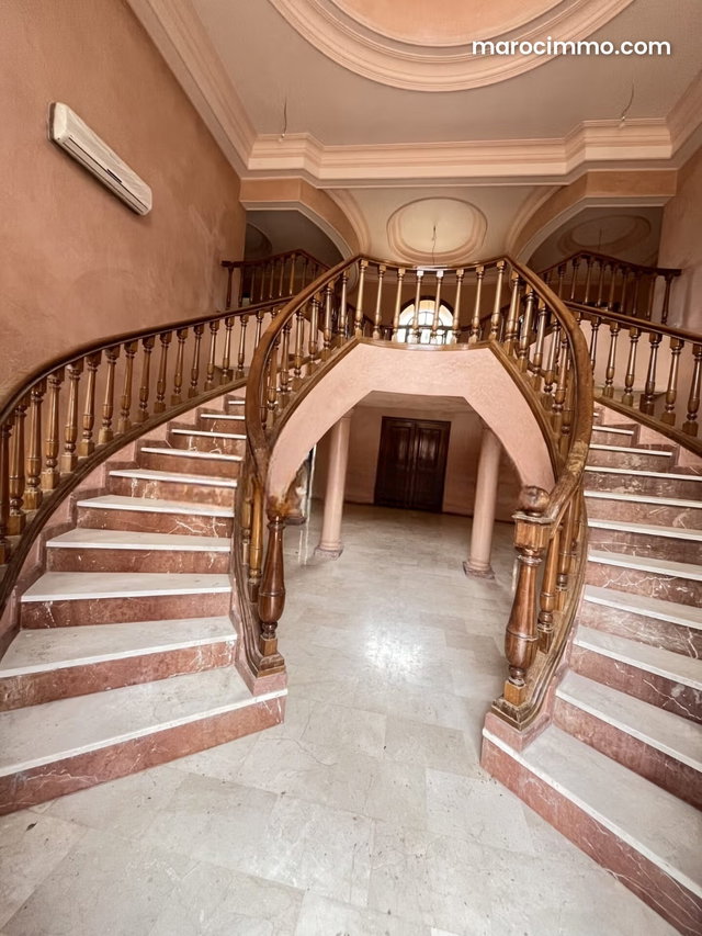 Villa à Restaurer à Vendre – Boulevard Mohamed VI, 2 500 m² de Terrain, Piscine Chauffée, Hammam et Fort Potentiel — 5