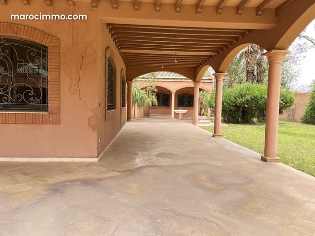 Villa à Restaurer à Vendre – Boulevard Mohamed VI, 2 500 m² de Terrain, Piscine Chauffée, Hammam et Fort Potentiel — 4