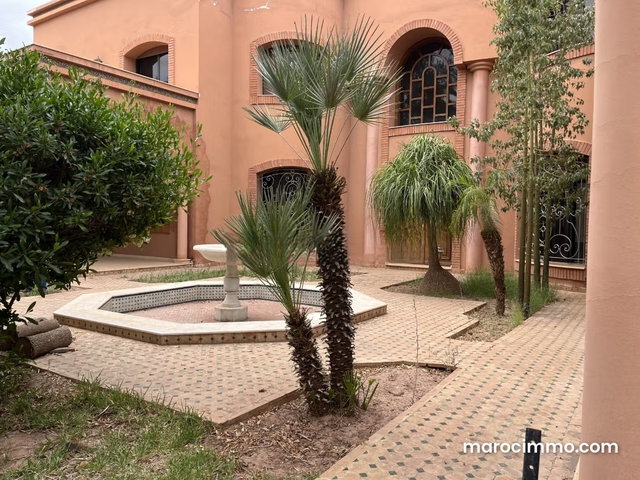 Villa à Restaurer à Vendre – Boulevard Mohamed VI, 2 500 m² de Terrain, Piscine Chauffée, Hammam et Fort Potentiel — 3
