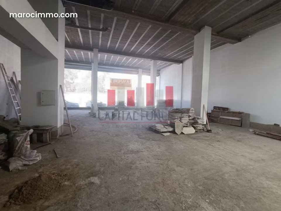 Local commercial de 640m2 à la location Beauséjour