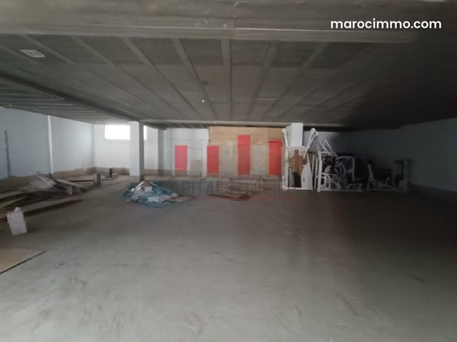 Local commercial de 640m2 à la location Beauséjour — 2
