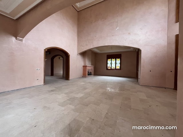 Villa à Restaurer à Vendre – Marrakech Boulevard Mohamed VI, 2500 m² de Terrain, 4 Façades, Hammam et Cuisine d’Été, à 5 min du Morocco Mall — 2