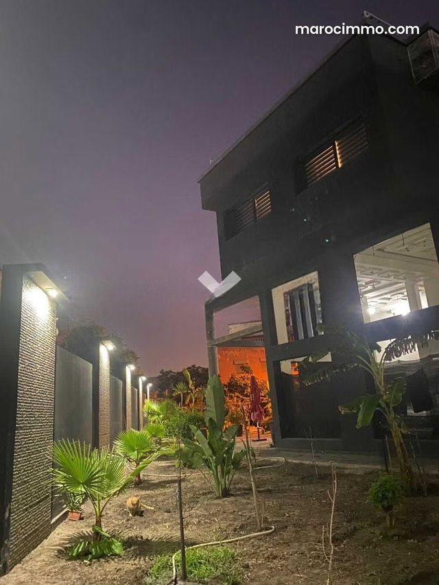 Villa à Vendre de 704.0 m² à Casablanca, Ain Sebaa — 2