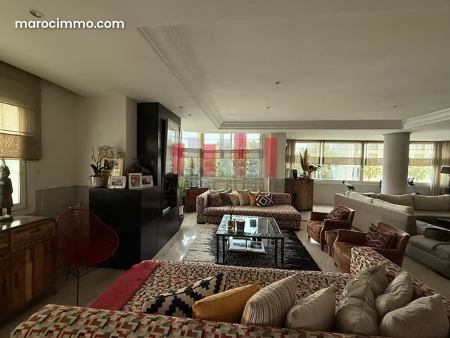 Très bel appartement en location à Racine. Surface totale 240 m². Meublé — 3