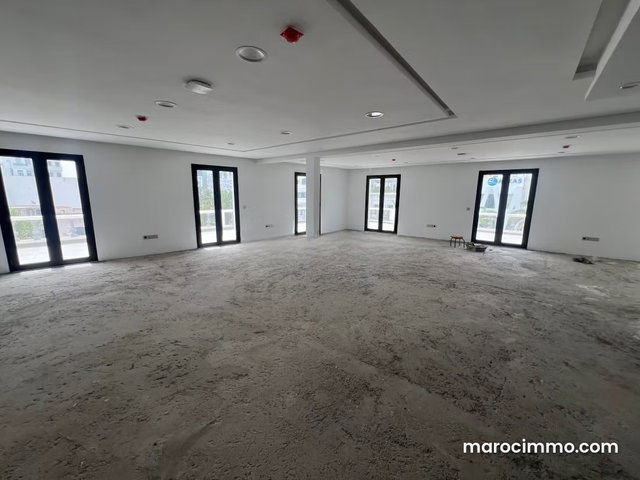 Bureaux en location neuf à Gauthier. Surface de 400 m². Porte blindée, sécurité — 2