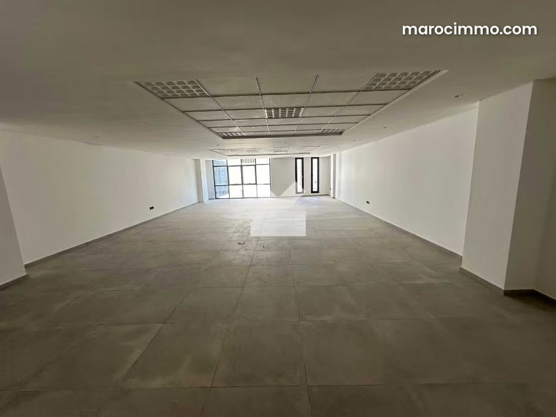 122 m² Office in Agdal, Rabat: Bright Space with Garage — Rabat
