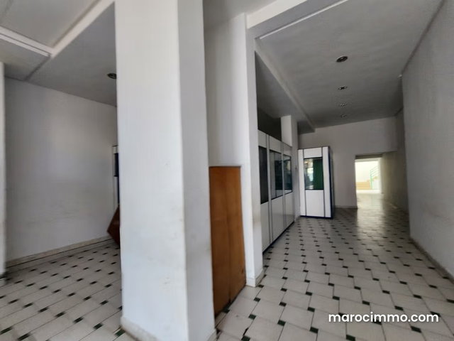 Local commercial 800 m² aménagé sur 2 niveaux — 2