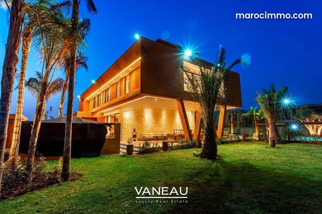 Luxurious Contemporary Villa 10 Minutes from City Center — 2