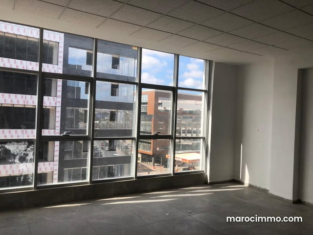 Bureau dans un emplacement stratégique — 3