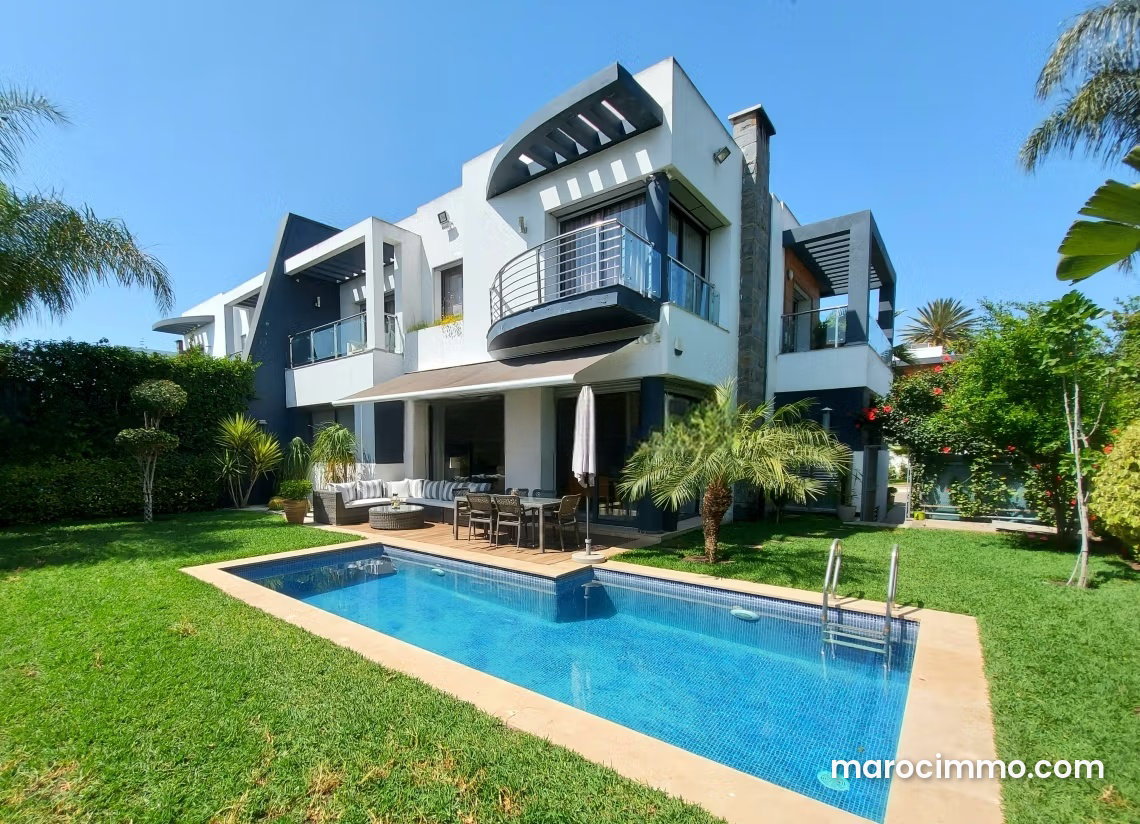 500 m² Villa with Swimming Pool, Central Bouskoura — Bouskoura