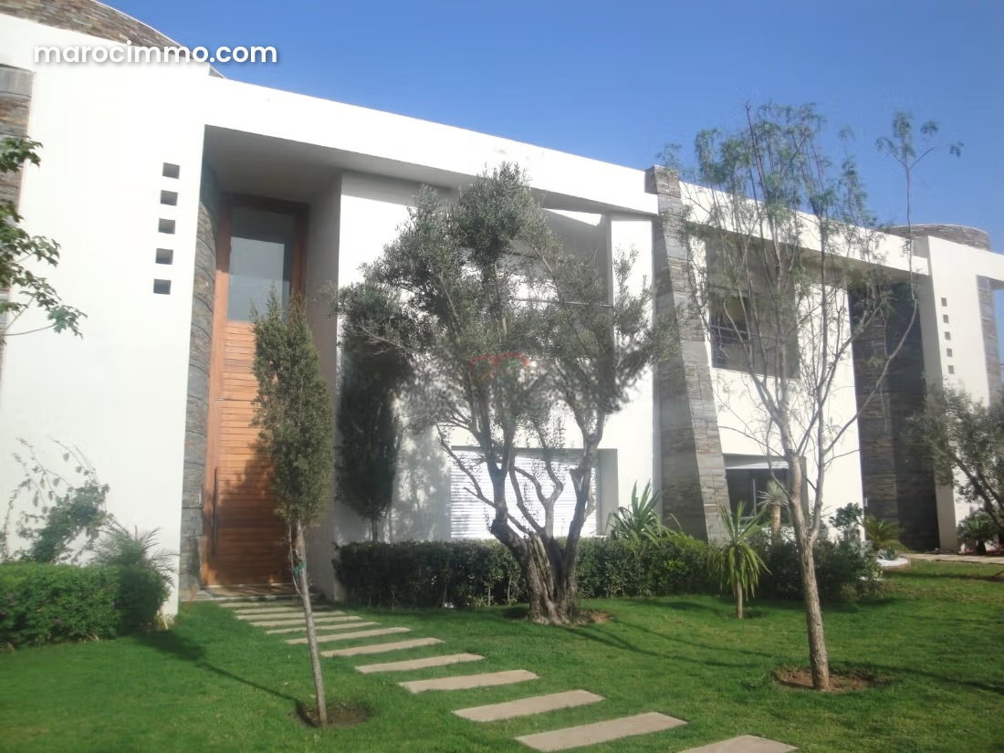 792 sqm villa with swimming pool and garden, Bouskoura Centre — Bouskoura