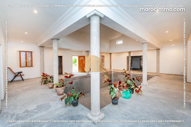 Villa à vendre à Route d’Amizmiz km 40, Marrakech — 2 piscines — 260 m² — 4
