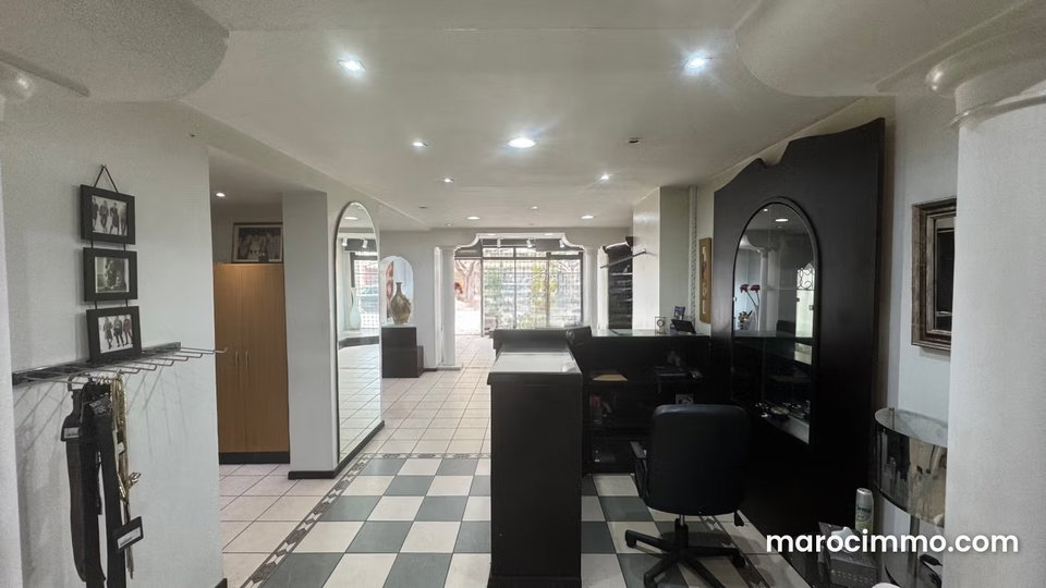 Vend local commercial sur Boulevard Bir Anzarane. Superficie 119 m²