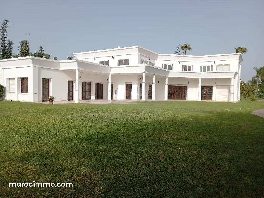 2,000 m² Office with Garden and Pool, Souissi, Rabat — Rabat