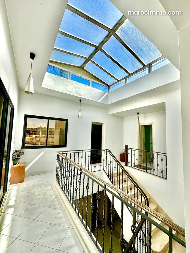 Beautiful villa for sale with garden — 2