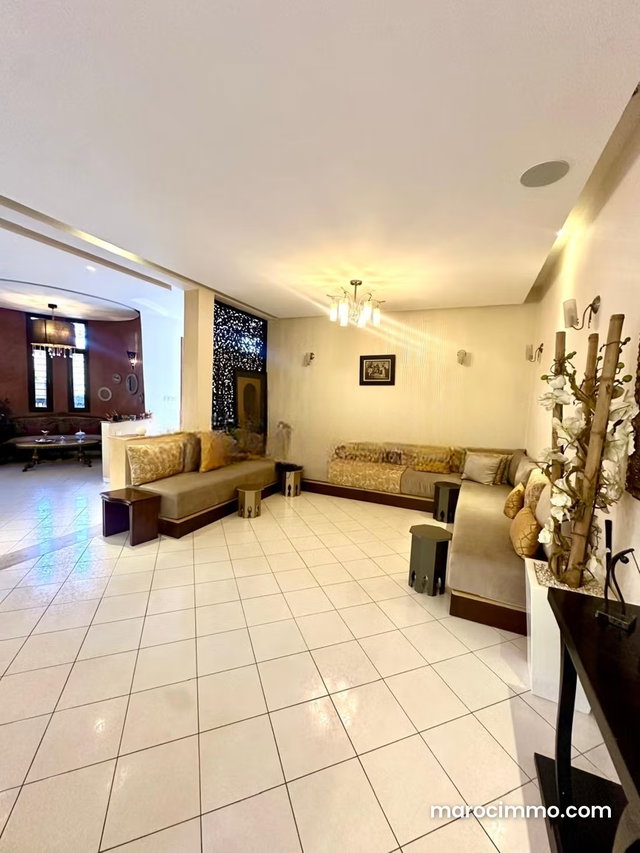Beautiful villa for sale with garden — 3
