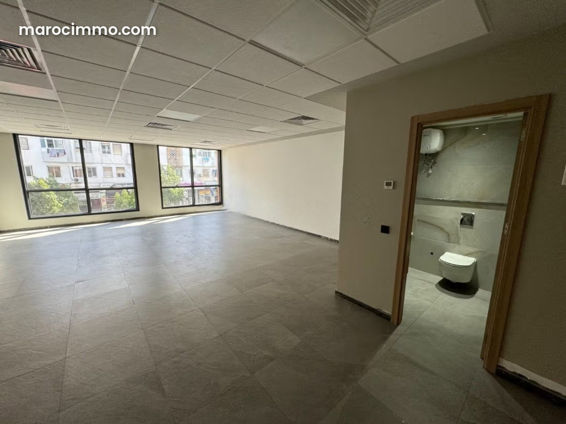 Local commercial 74 m² à louer à Sidi Maarouf Casablanca — Casablanca