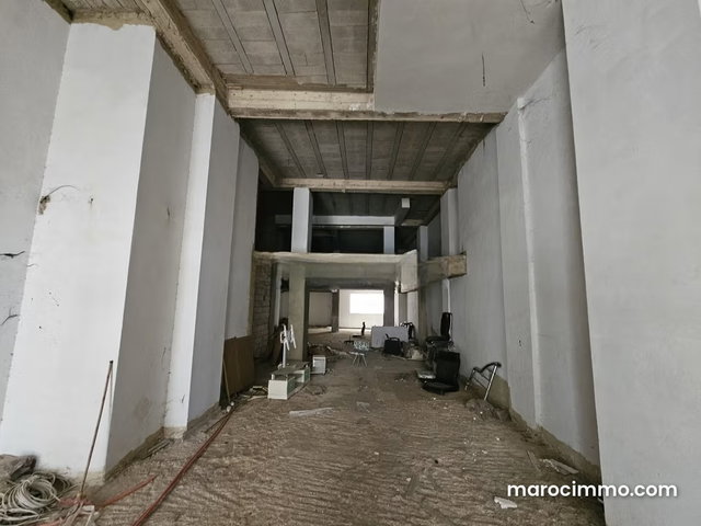 Magasin a louer av f. A. R 360m2 — 2