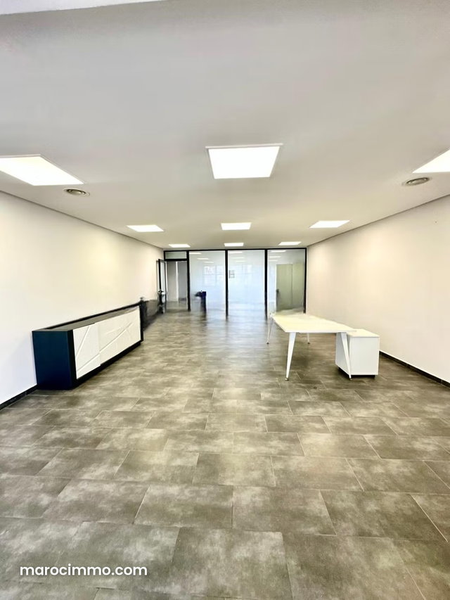 Bureau à la vente en face du CFC — 2