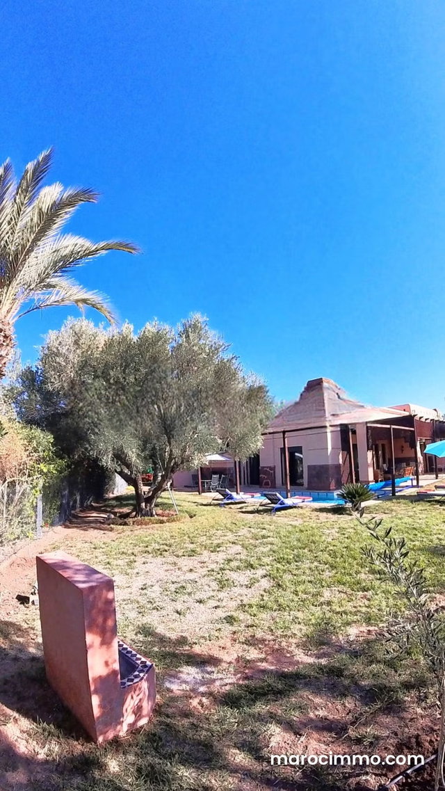 Villa à Louer avec Piscine Privée & Grand Jardin — 2