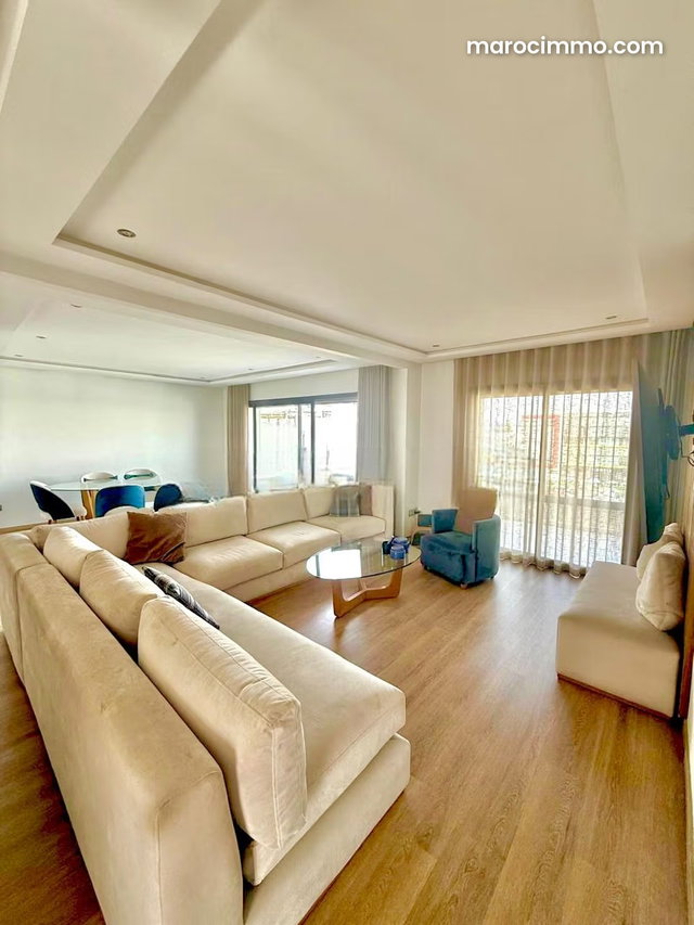 Luxurious Apartment with South-Facing Terrace — 3