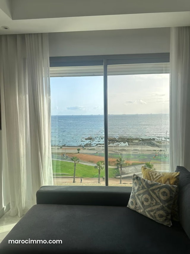 West Burgundy West Location Empty 3-Bedroom Apartment with Sea View — 3