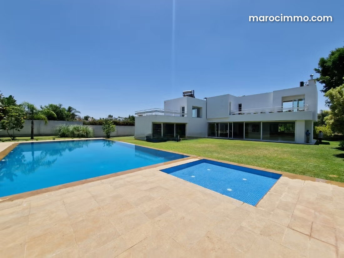 Villa 2000 m² avec piscine à louer, Souissi, Rabat — Rabat