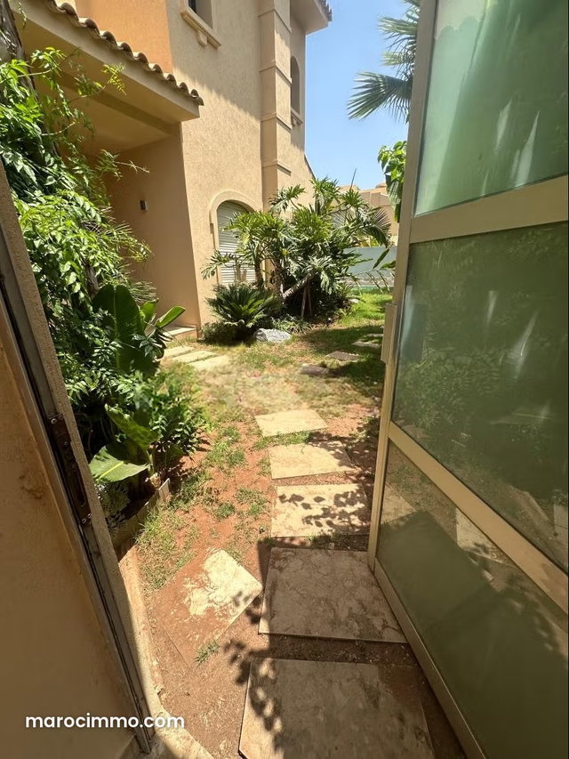 Maison de haut standing à vendre à Ain Diab. 3 chambres agréables. Double vitrage et chauffage central — 4