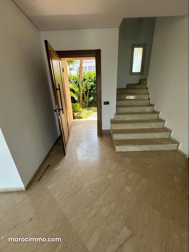 Maison de haut standing à vendre à Ain Diab. 3 chambres agréables. Double vitrage et chauffage central — 5
