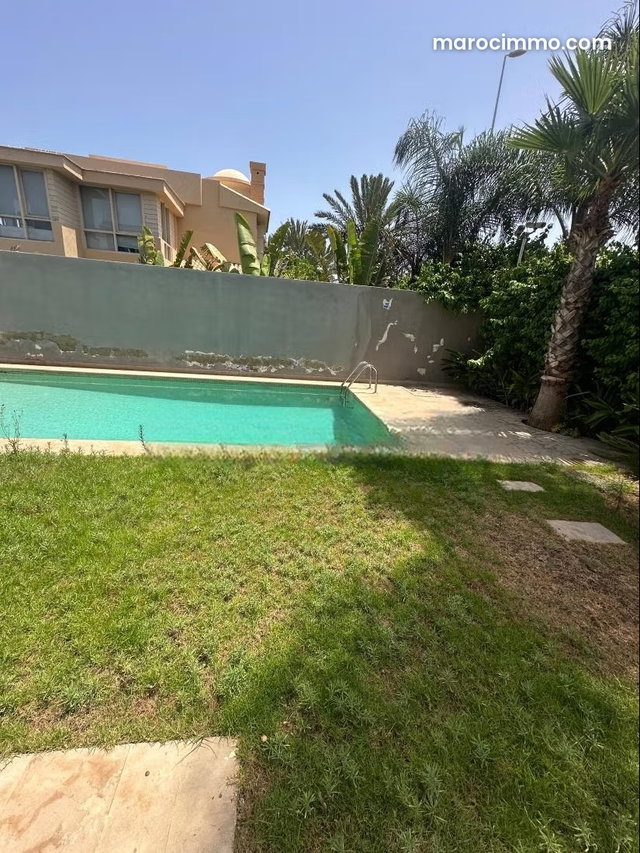 Maison de haut standing à vendre à Ain Diab. 3 chambres agréables. Double vitrage et chauffage central — 2