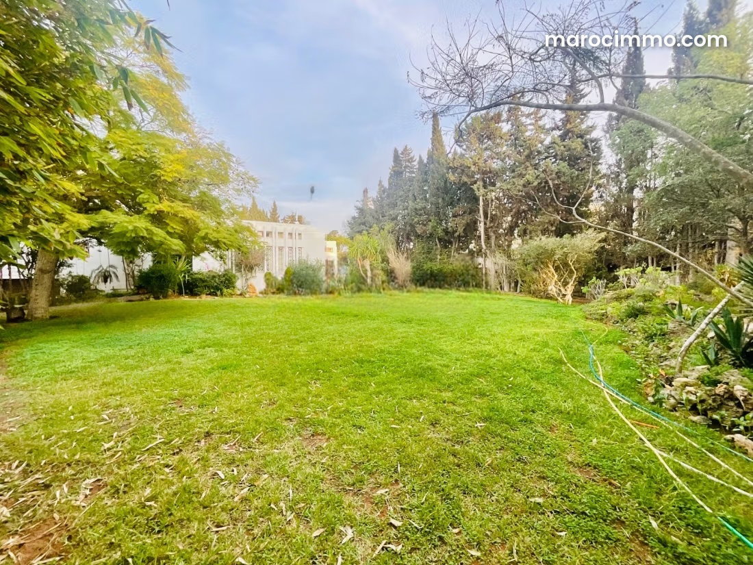 1,910 m² Villa to Renovate, Souissi, Rabat — Rabat