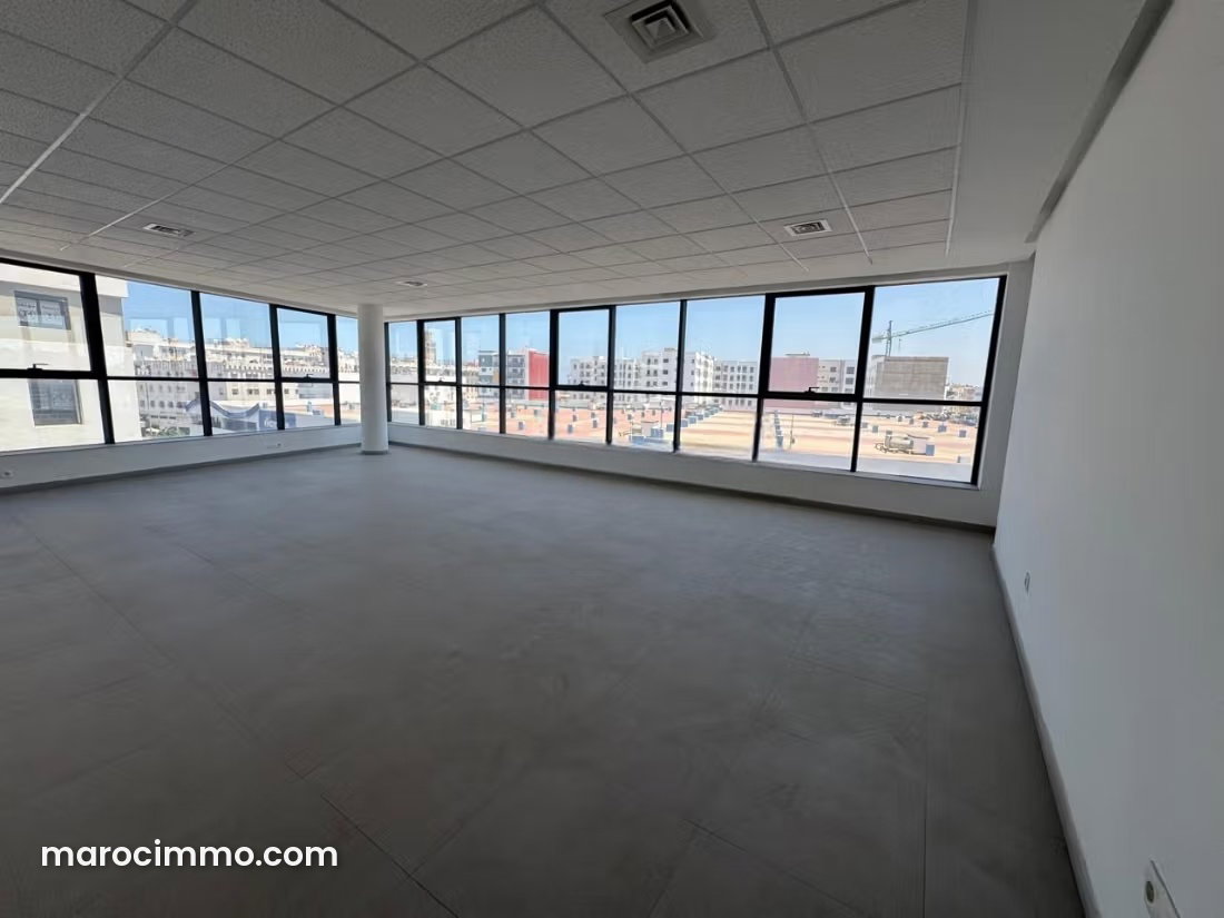 Bureau 82 m² Hay Hassani, Casablanca, standing et visibilité — Casablanca