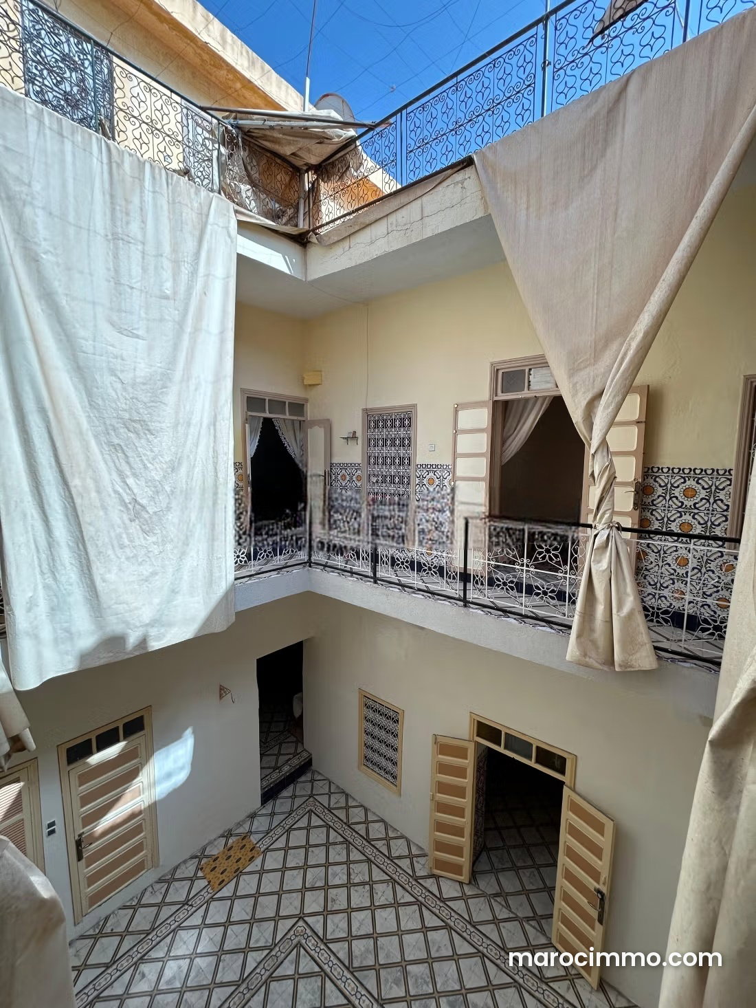 منزل عائلي بطابقين للبيع في حي بوابات مراكش — مراكش